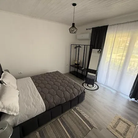 Shtepia Me Lule Guest house